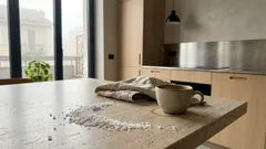 Perché spargere un po’ di sale grosso sulla tavola prima di dormire può cambiare l’atmosfera in casa (senza lasciare aloni)